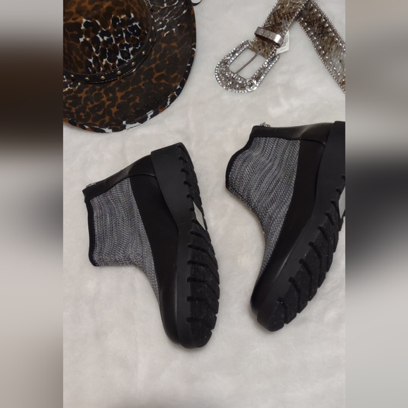 New condition boots for women size 6.5 - Picture 2 of 7